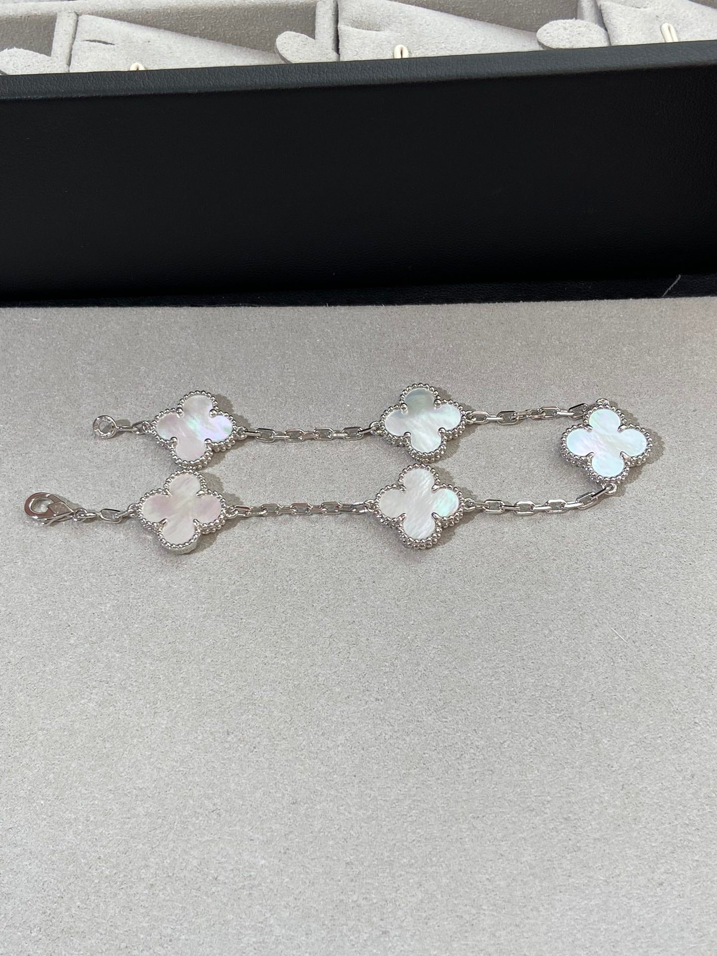 [Regal Jewels]CLOVER SILVER MOP 5 MOTIF BRACELET