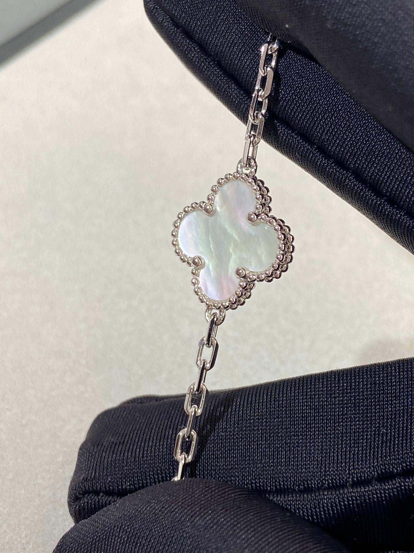 [Regal Jewels]CLOVER SILVER MOP 5 MOTIF BRACELET