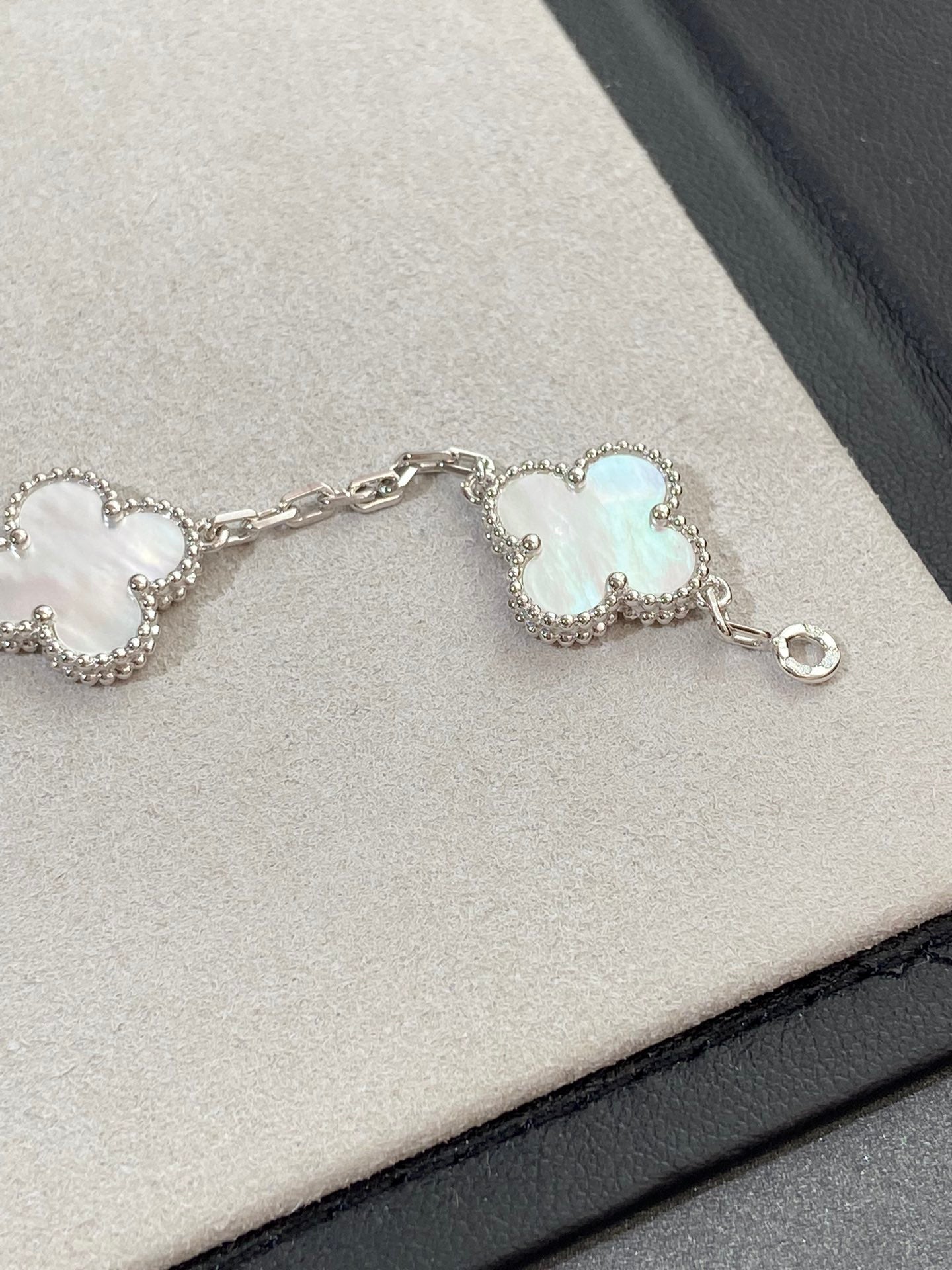 [Regal Jewels]CLOVER SILVER MOP 5 MOTIF BRACELET