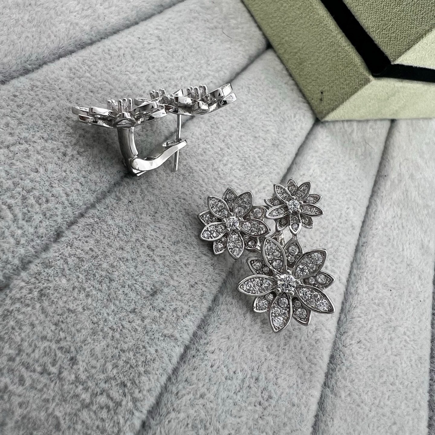 [Regal Jewels] Full Diamond Hollow Lotus Necklace Set