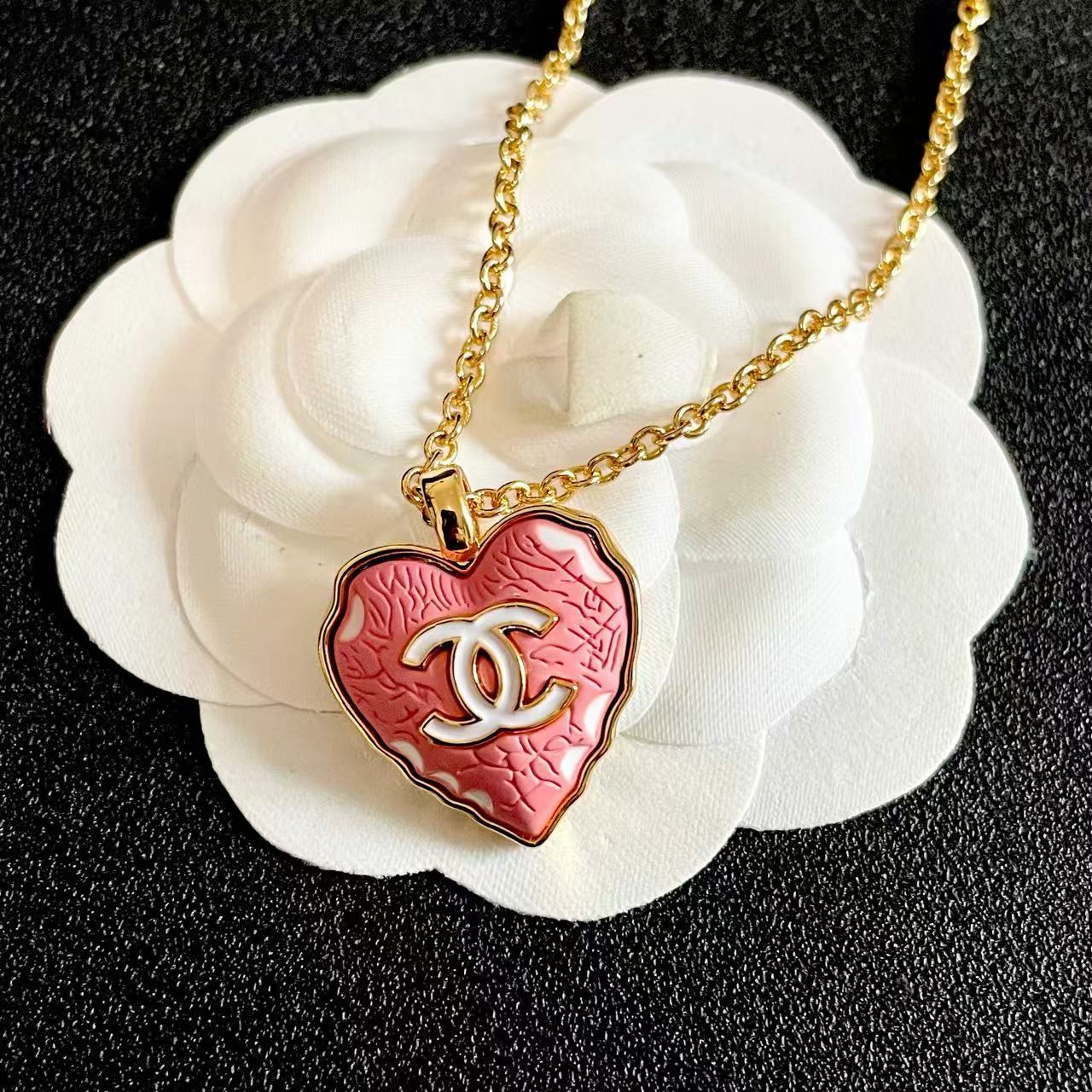 [Regal Jewels] Heart-shaped Necklace & Earring Set