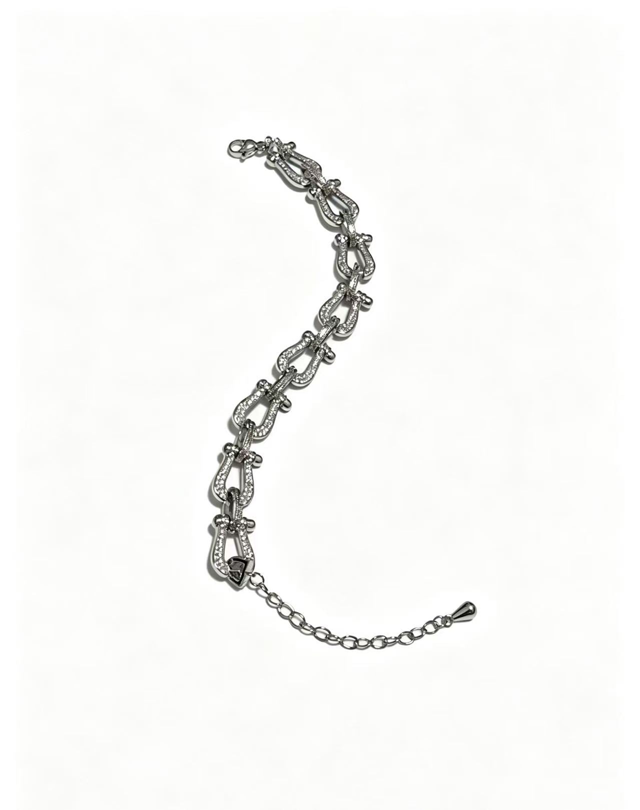¡®Regal JewelsDiamond-studded Horseshoe Bracelet