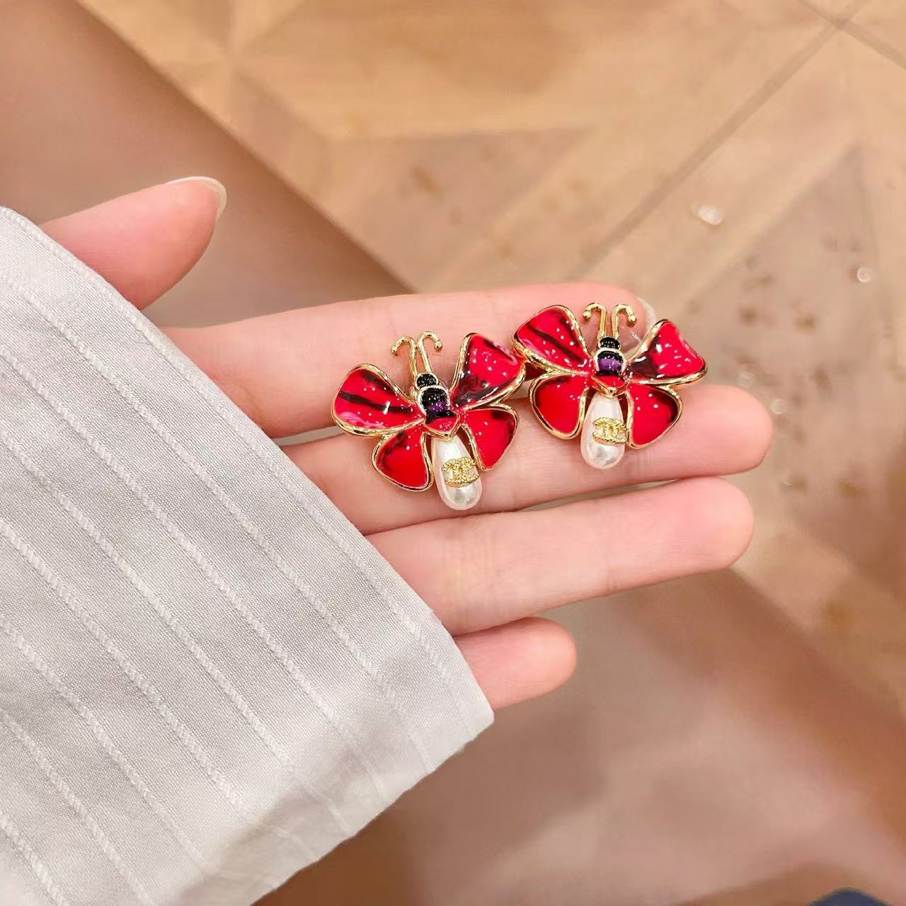 [Regal Jewels] Ladybug Enamel & Faux Pearl Clip-On Earrings