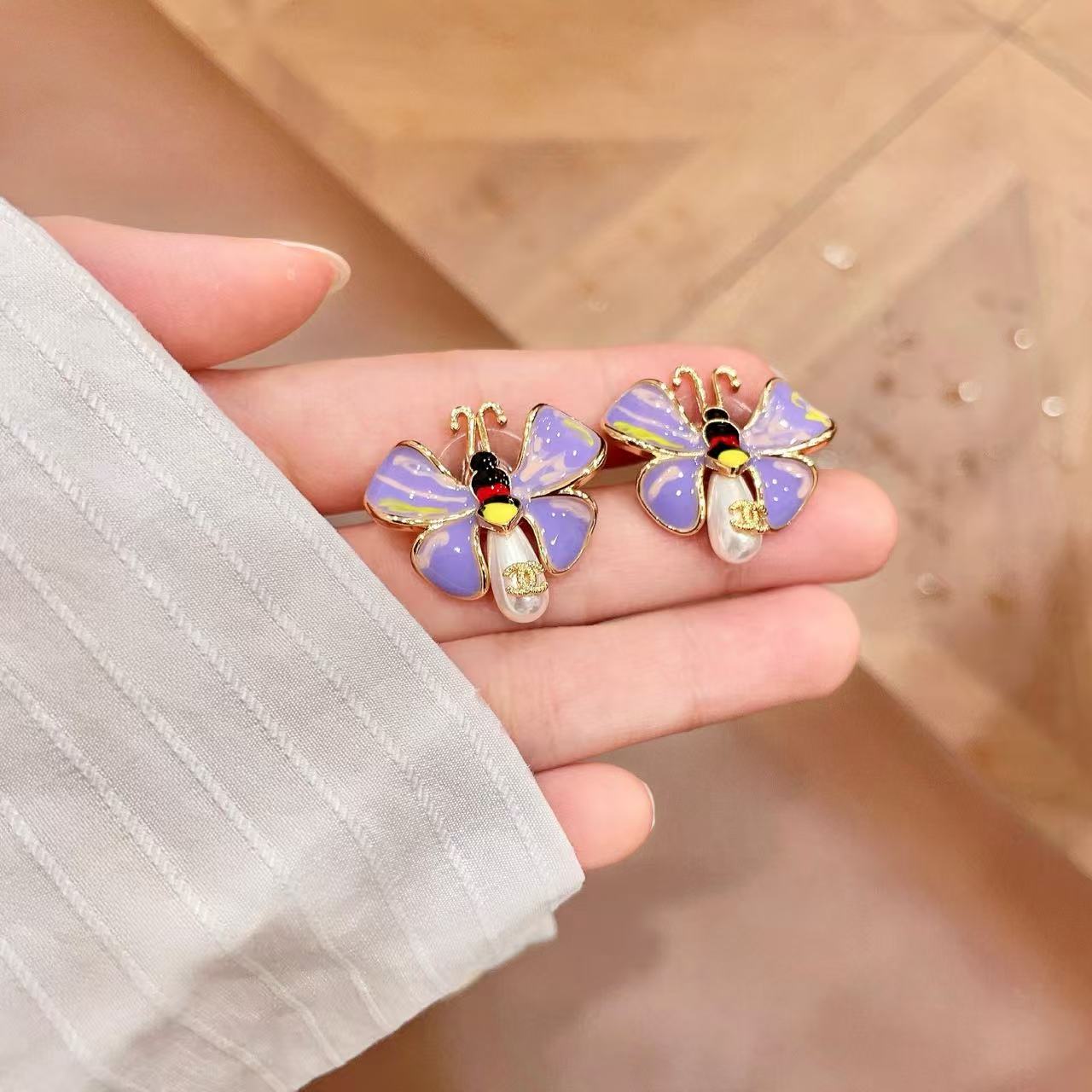 [Regal Jewels] Ladybug Enamel & Faux Pearl Clip-On Earrings