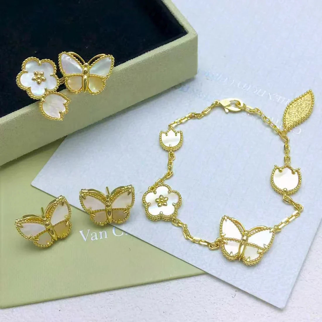 [Regal Jewels] 26 NEW CLOVER LUCKY LIGHT YELLOW AND WHITE SET